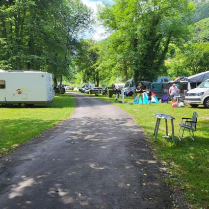 allee camping emplacements camping à cauterets dans les hautes pyrénées occitanie